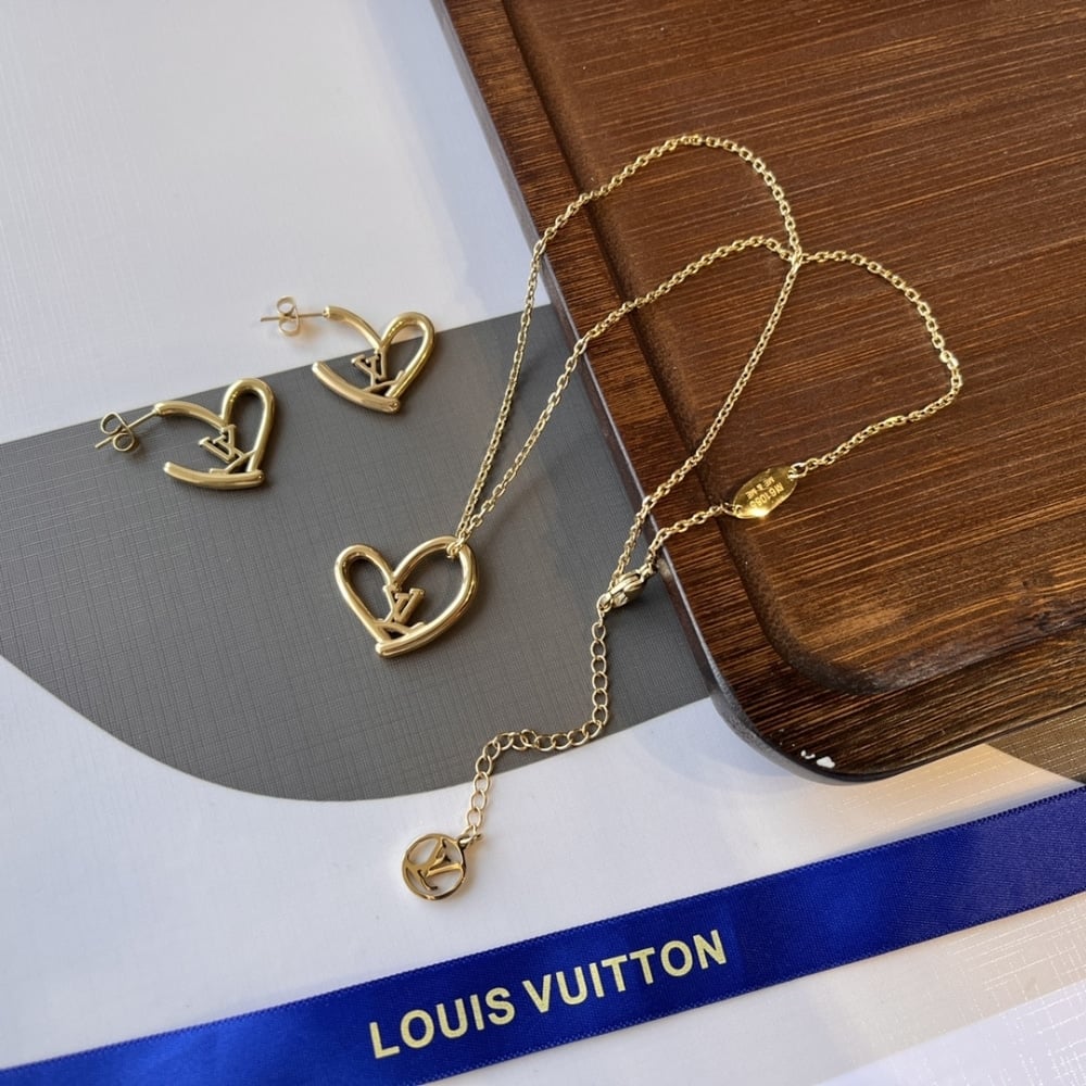 Louis Vuitton Fall In Love Necklace Gold M00465