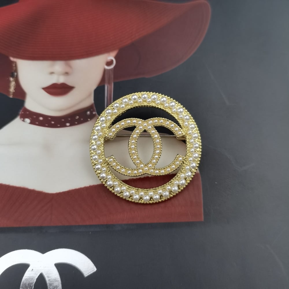 Chanel Cc Circle Brooch Gold With Pearls