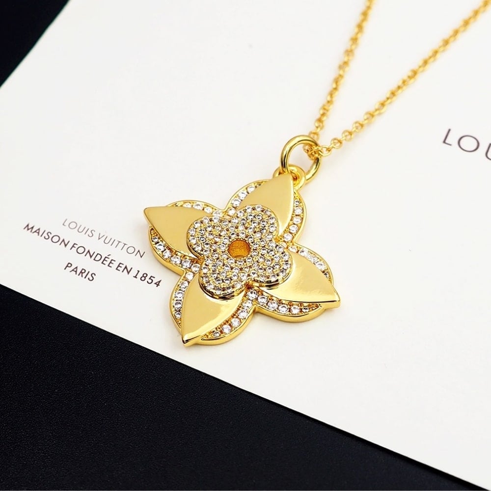 Louis Vuitton Lv Medaillon Necklace Gold M02001
