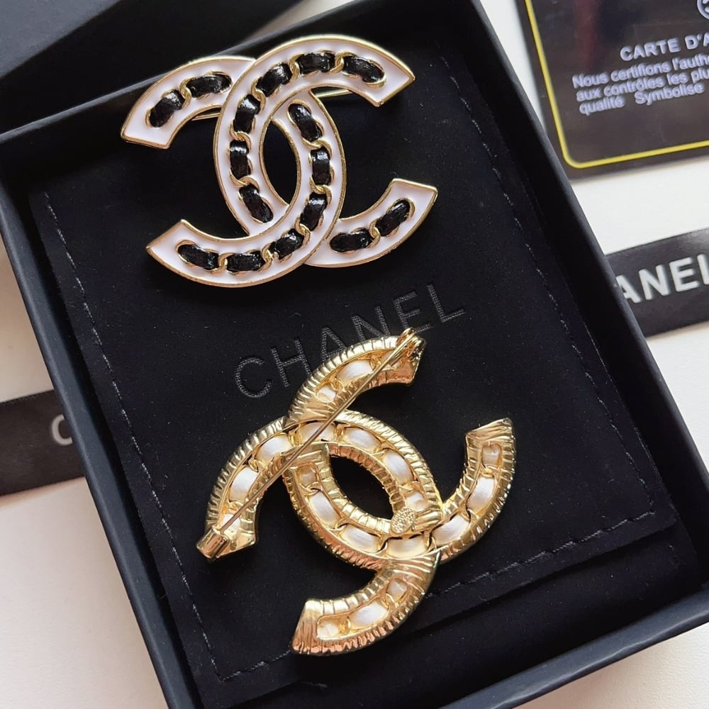 Chanel Cc Brooch White With Black Interwoven Chain Pattern