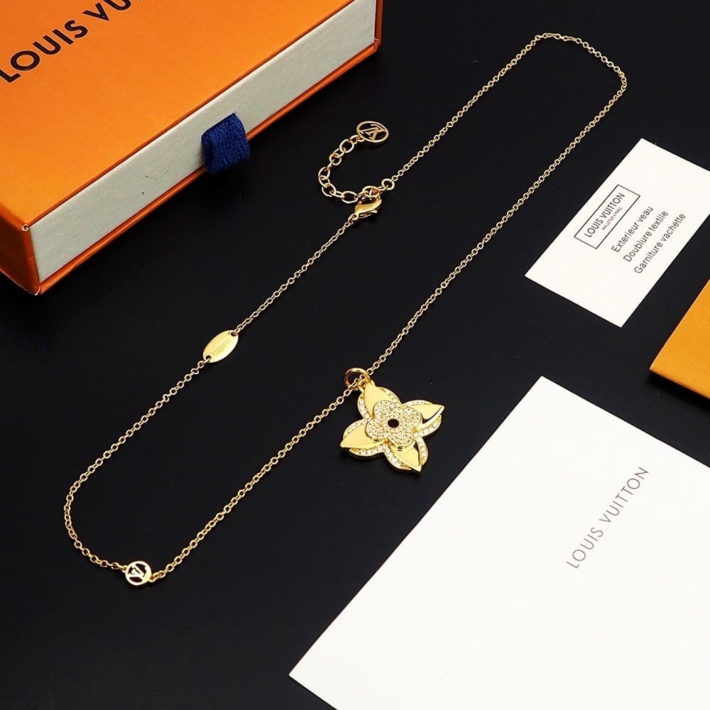 Louis Vuitton Lv Medaillon Necklace Gold M02001