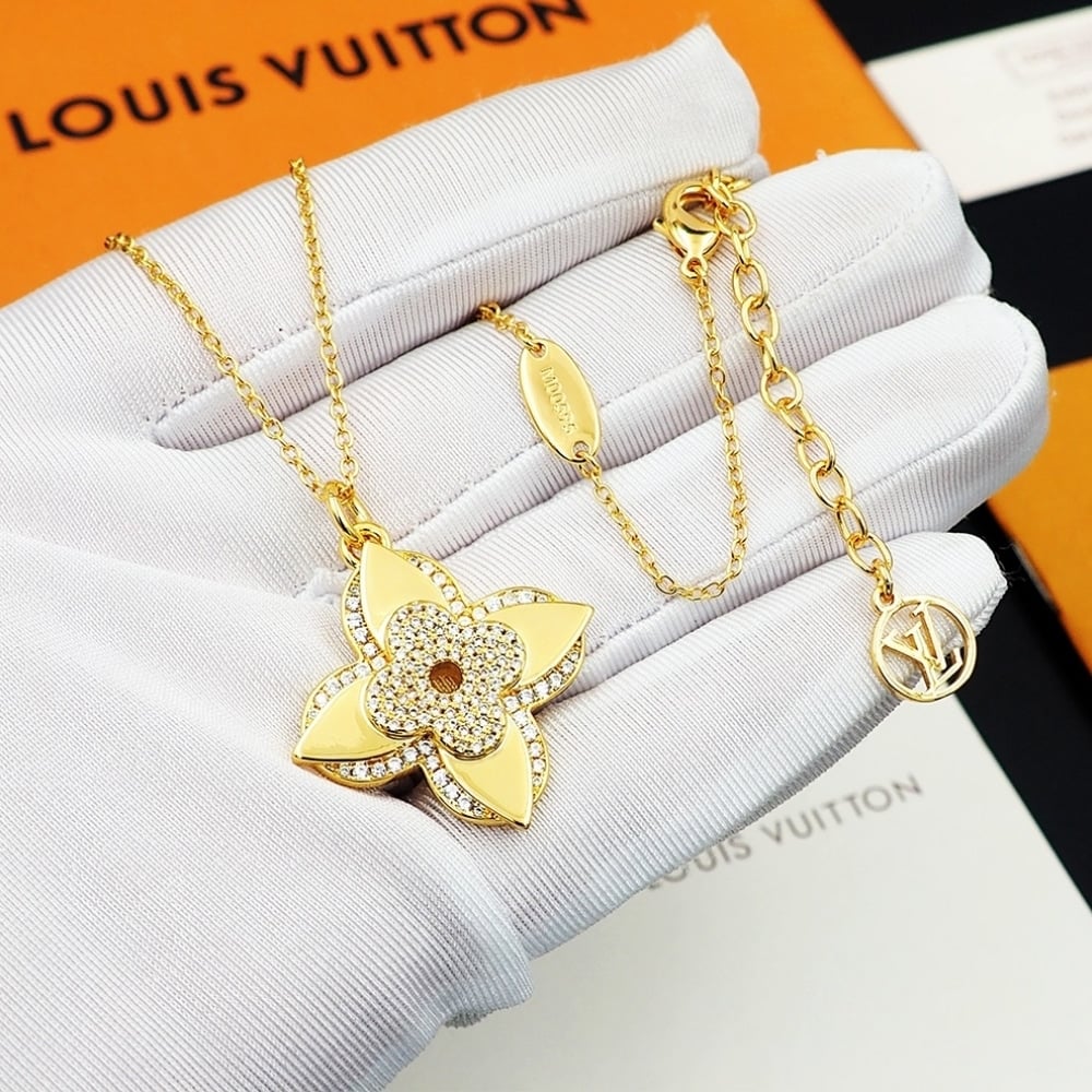 Louis Vuitton Lv Medaillon Necklace Gold M02001