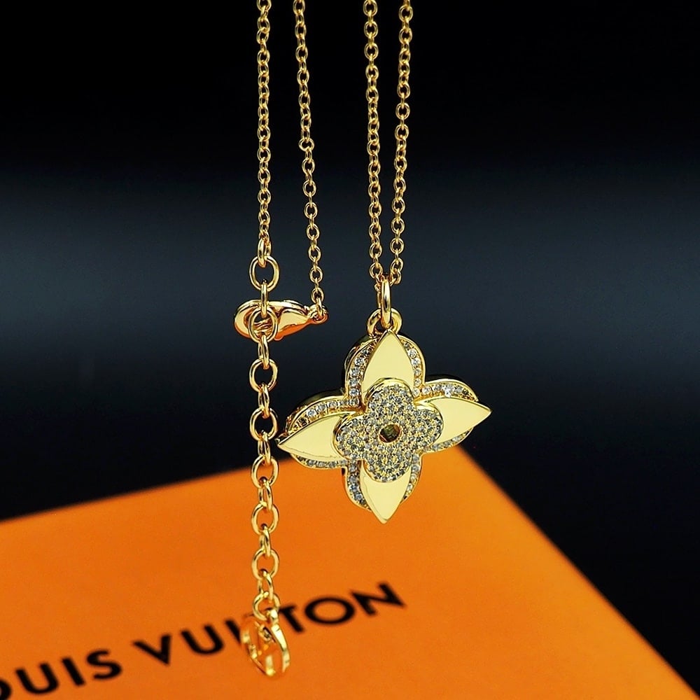 Louis Vuitton Lv Medaillon Necklace Gold M02001