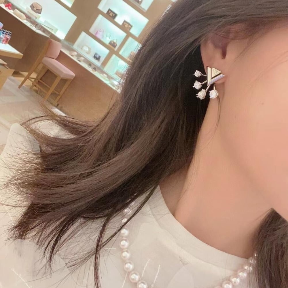 Louis Vuitton V For Vuitton Earrings M02296