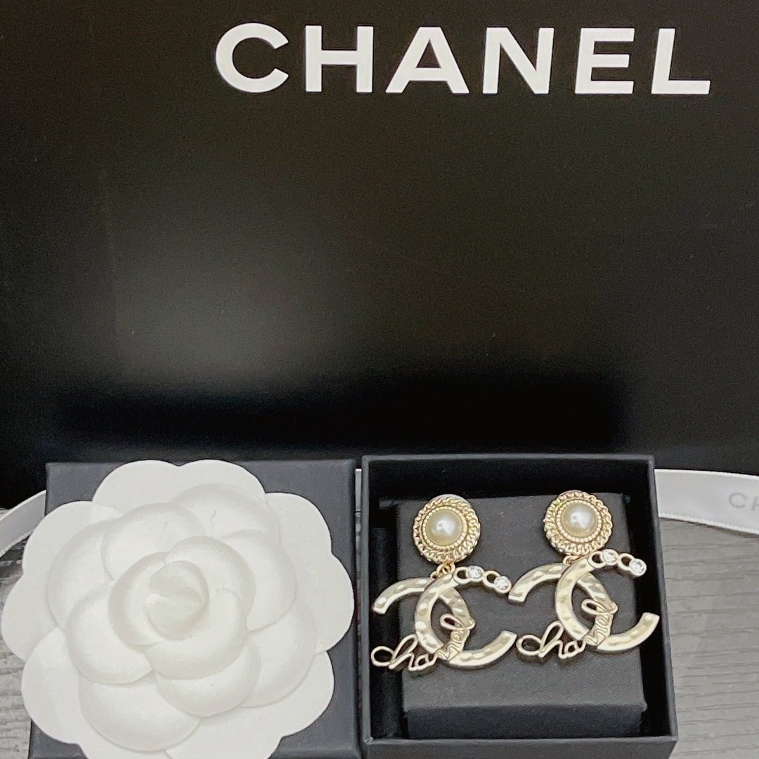 Chanel Earrings With White Pearls And Gold Metal