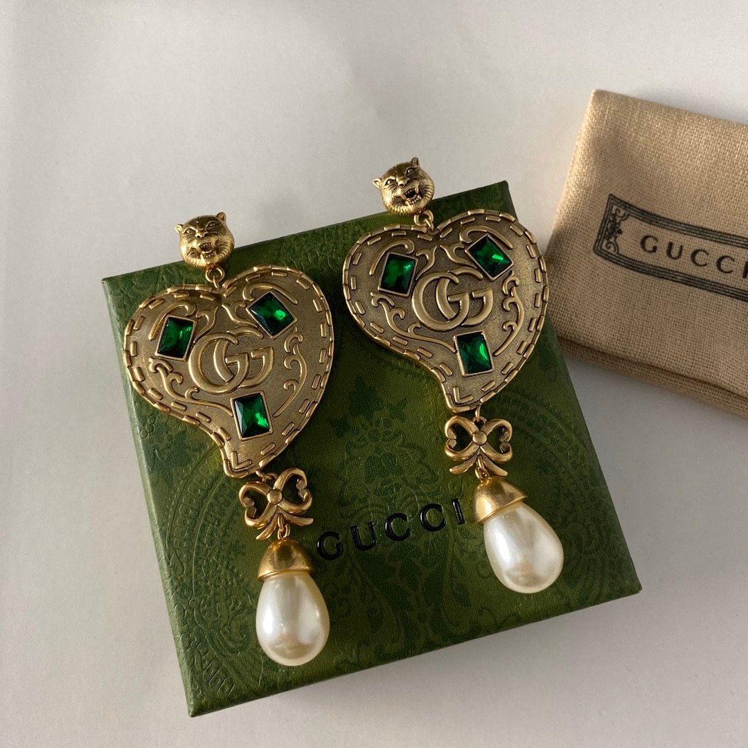 Gucci Gg Heart Earrings With Green Gems