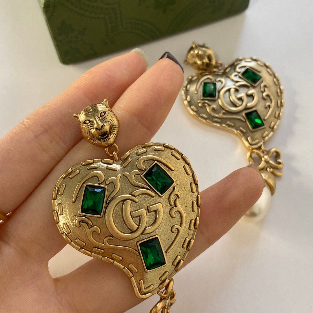 Gucci Gg Heart Earrings With Green Gems