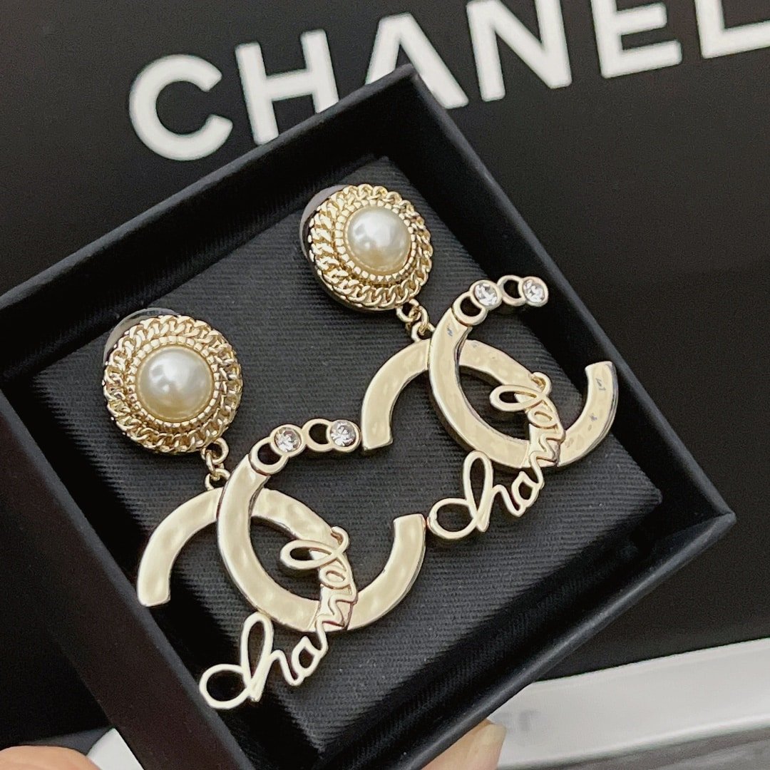 Chanel Earrings With White Pearls And Gold Metal