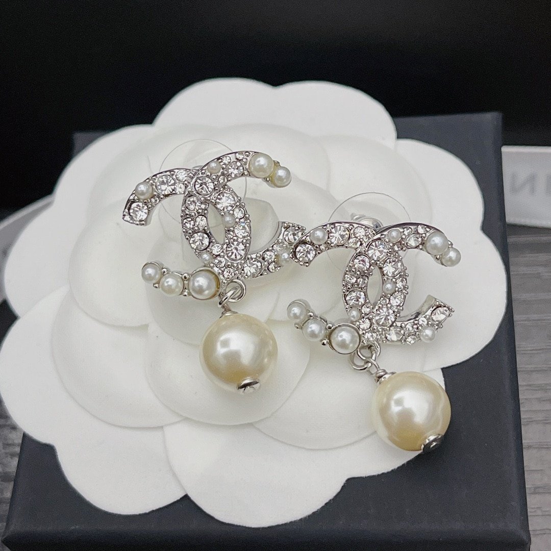Chanel Silver Tone Metal Cc Pin Brooch Encrusted With Faux Pearls