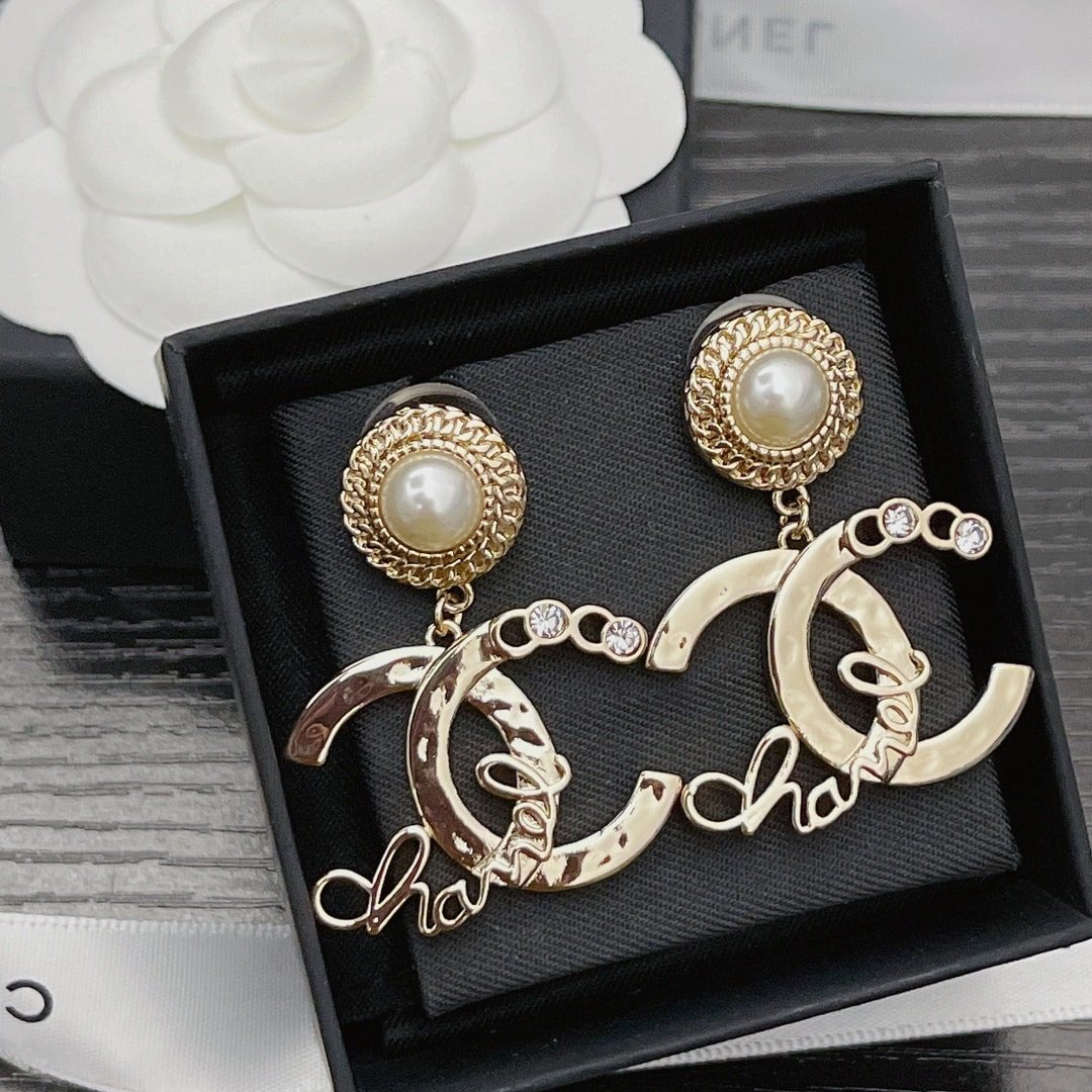 Chanel Earrings With White Pearls And Gold Metal