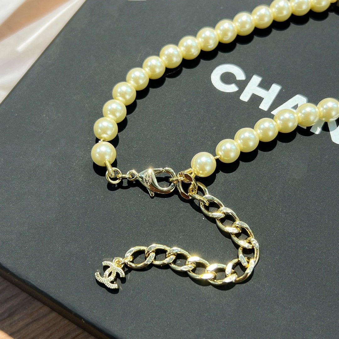 Chanel Pearl And Camélia Necklace