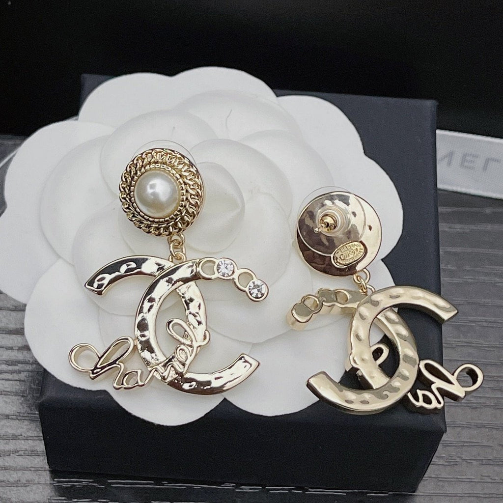 Chanel Earrings With White Pearls And Gold Metal