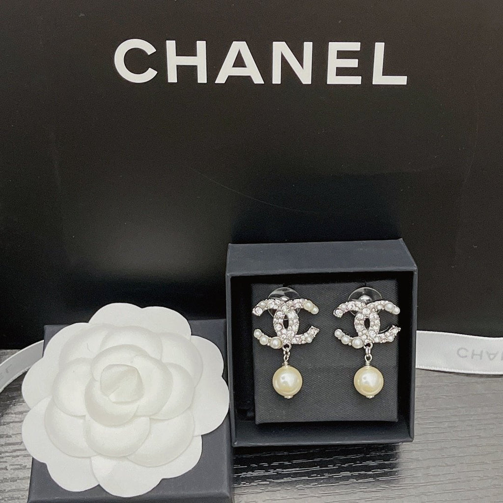 Chanel Silver Tone Metal Cc Pin Brooch Encrusted With Faux Pearls