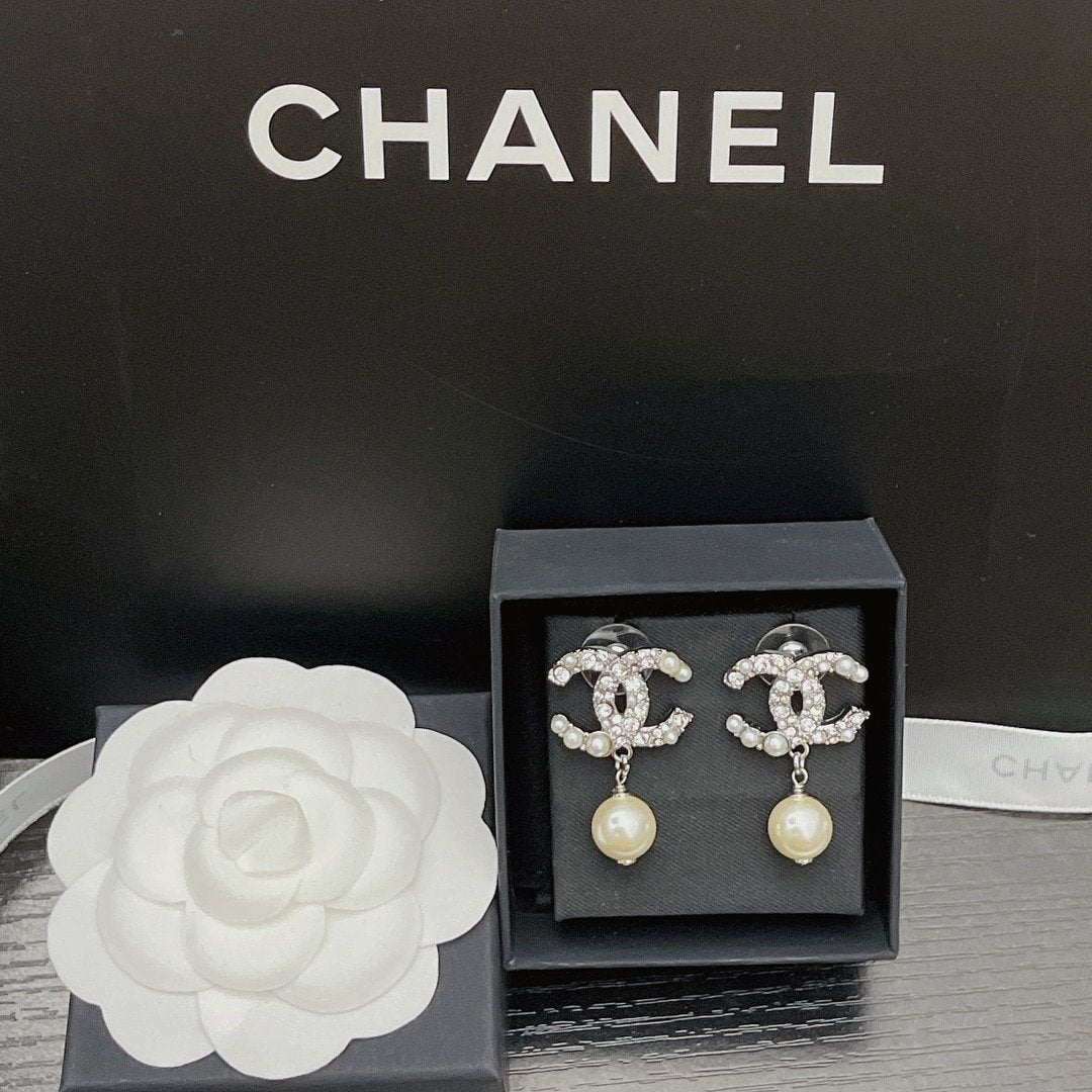 Chanel Silver Tone Metal Cc Pin Brooch Encrusted With Faux Pearls
