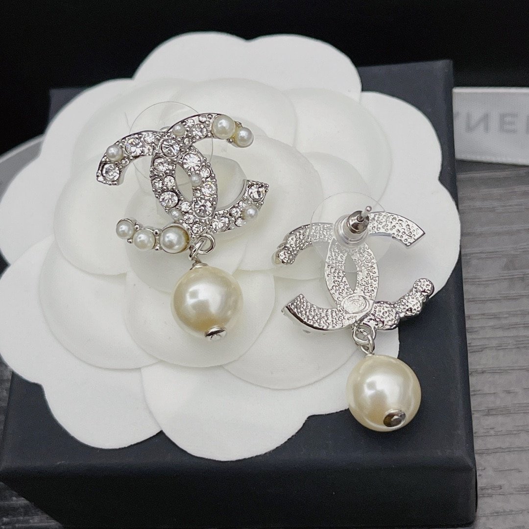 Chanel Silver Tone Metal Cc Pin Brooch Encrusted With Faux Pearls