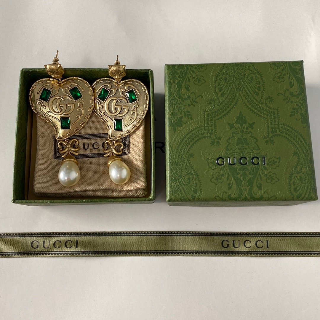 Gucci Gg Heart Earrings With Green Gems