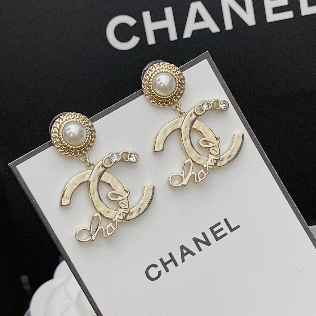 Chanel Earrings With White Pearls And Gold Metal