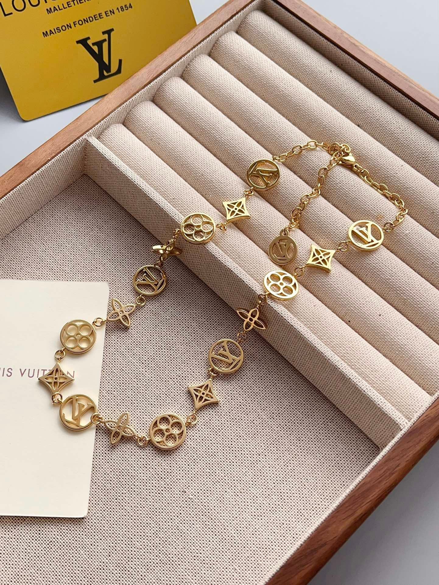 Louis Vuitton Lv Lace Necklace Gold M01057