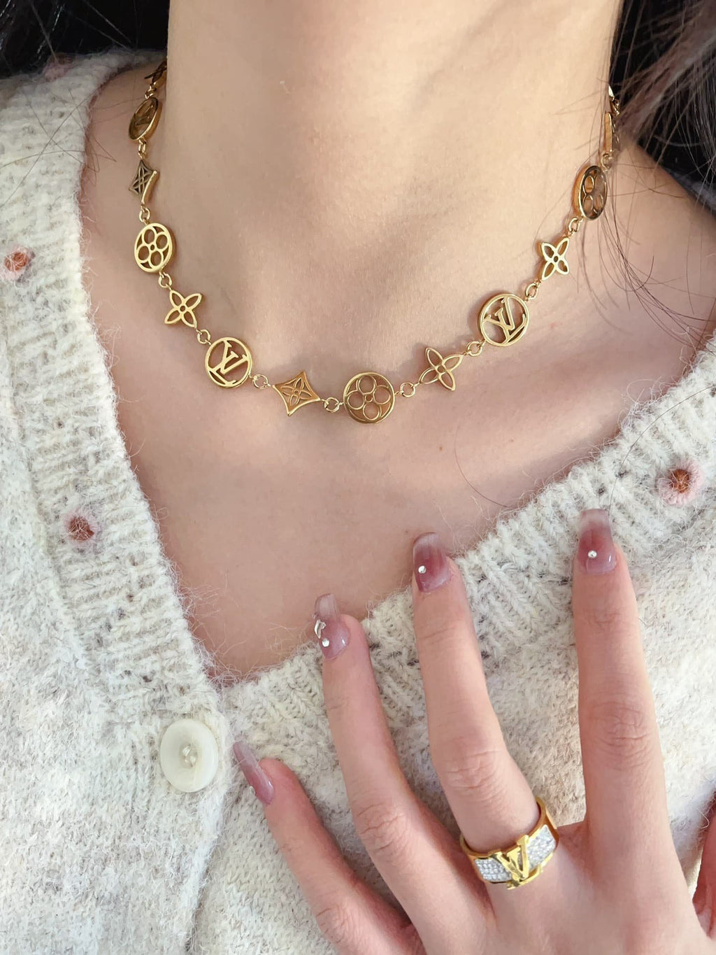 Louis Vuitton Lv Lace Necklace Gold M01057