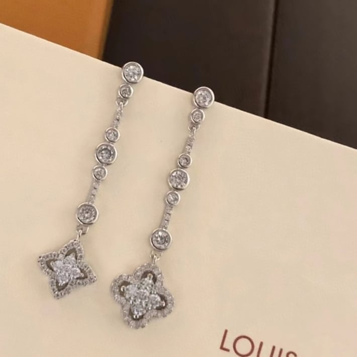 Louis Vuitton Blossom Stud Earrings White Gold And Diamonds
